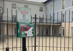 Uno dei DAE di Busca, posizionato all’esterno e sempre disponibile.